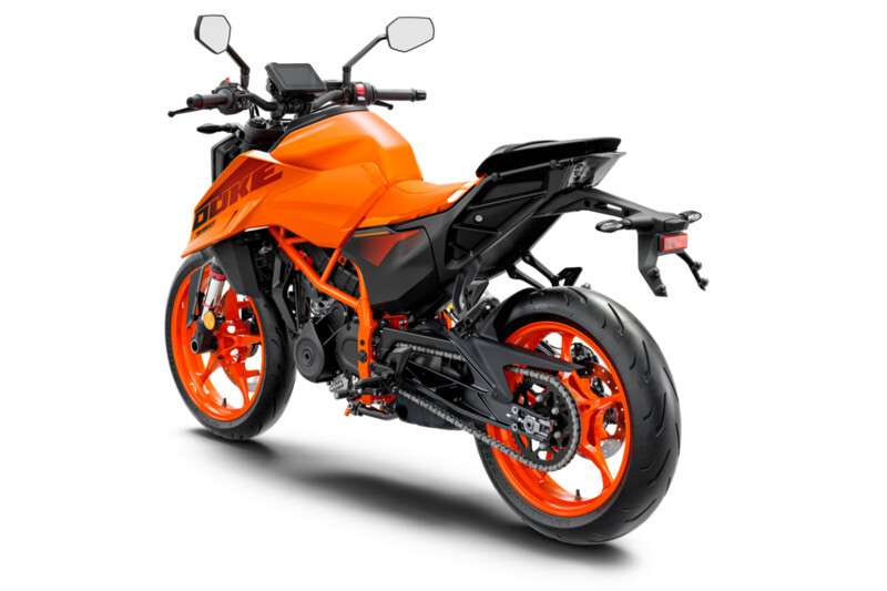 544705_MY24_KTM 390 DUKE_CHINA_RTR_Rear-Left_CHINA