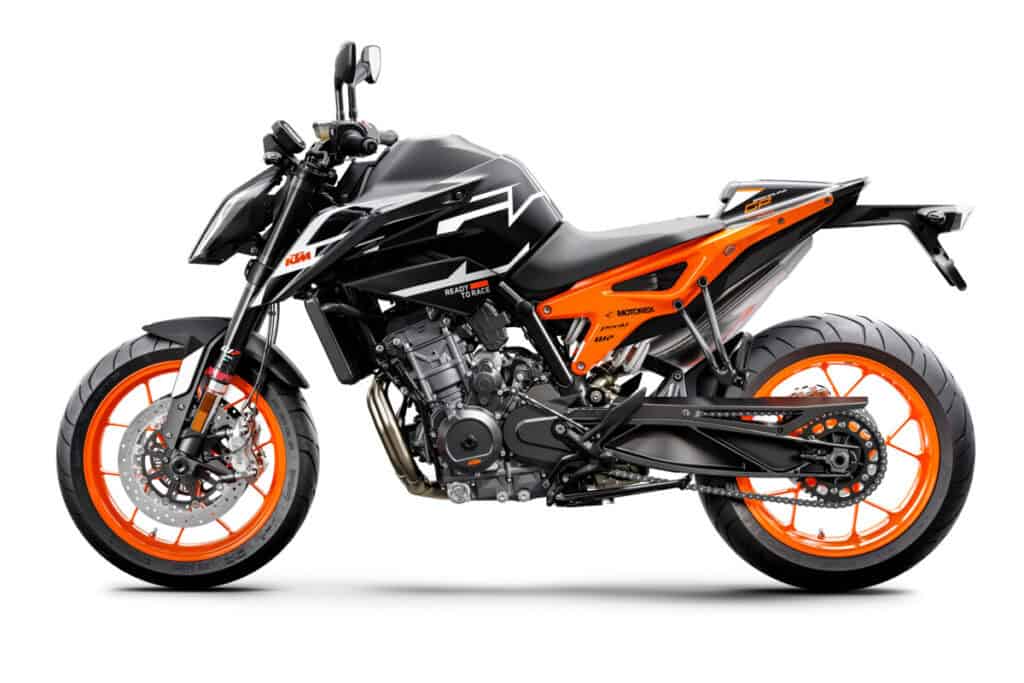 446746_MY23 KTM 890 DUKE GP _90_ Left_EU_ Global